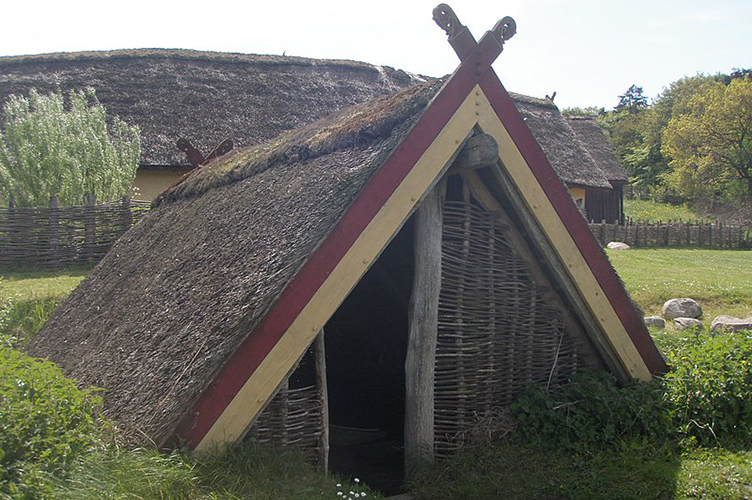 Rekonstruktion av ett vikingatida grophus.