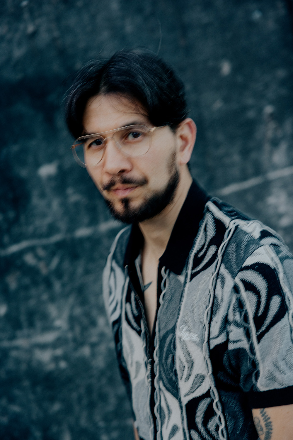 Porträttfoto av konstnären Silas Inoue