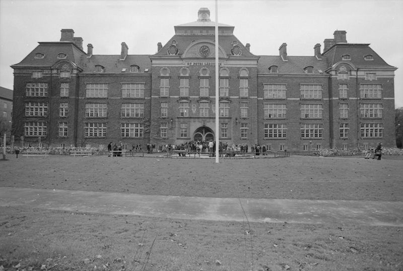 Svartvitt äldre fotografi av St Petri Läroverk.