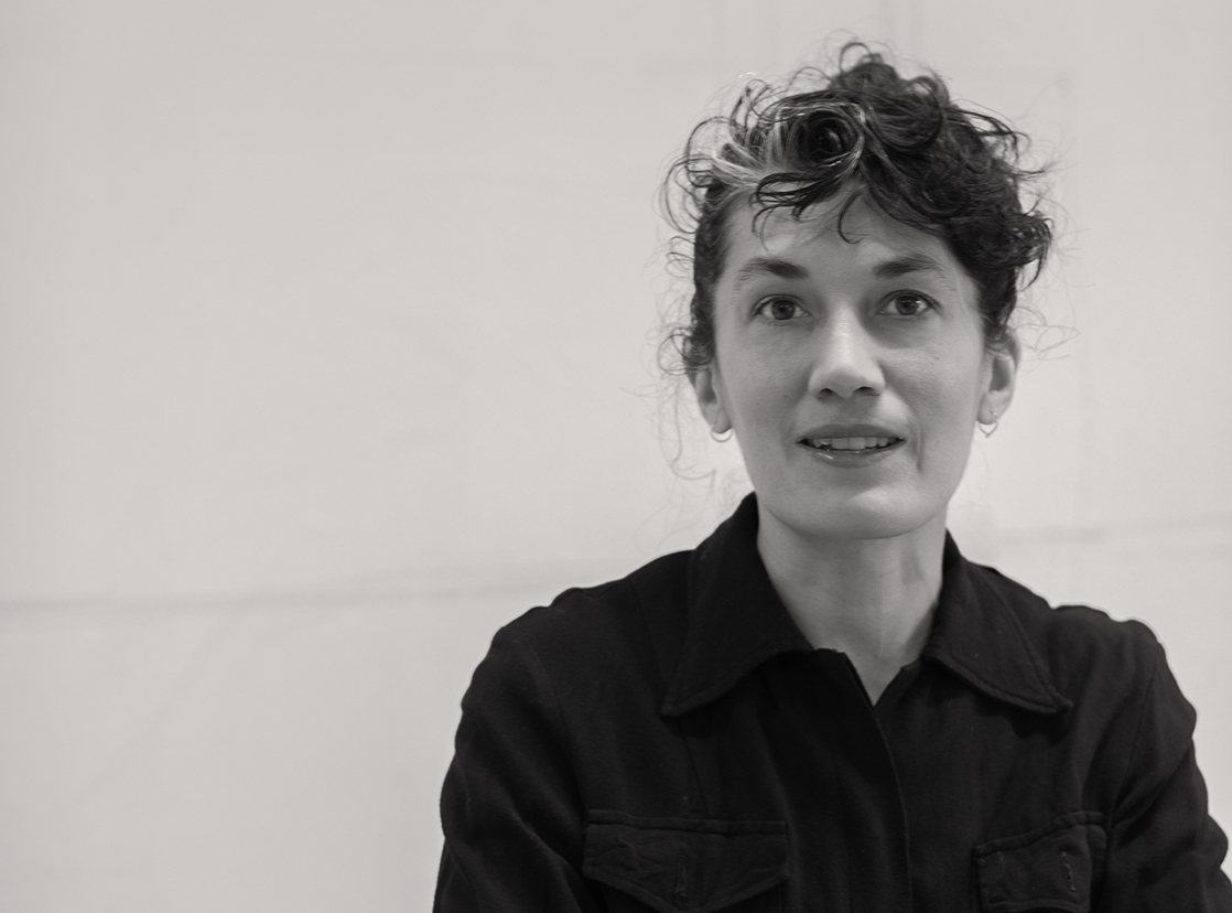 Porträttfoto av konstnären Lisa Trogen Devgun.