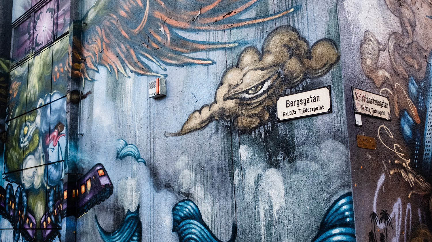 Fasaden på E.O.N:s transformatorstation prydd av gatukonst gjord av konstnären Robbin Carlzon.