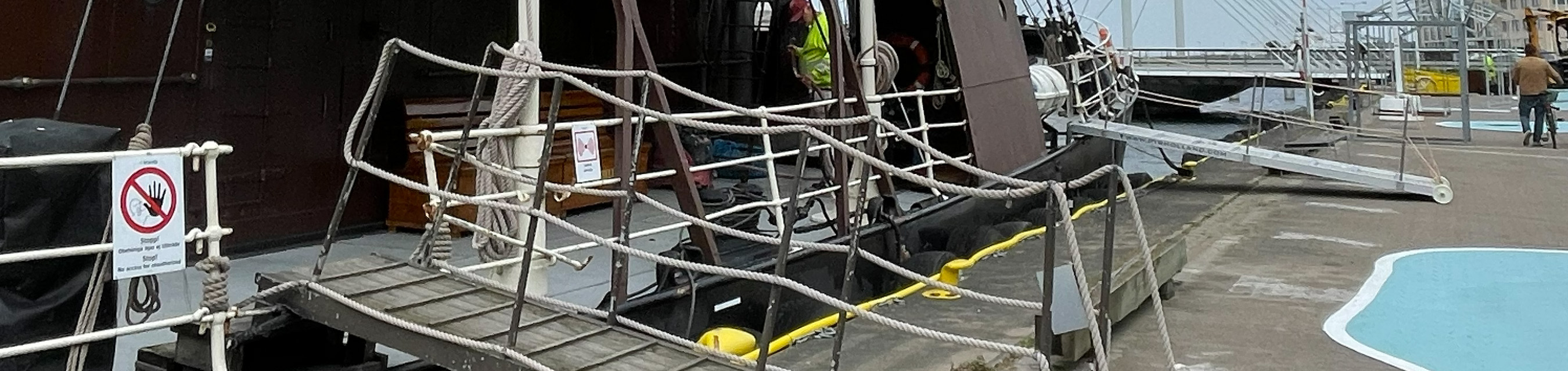 En landgång går från en kaj till en båt.