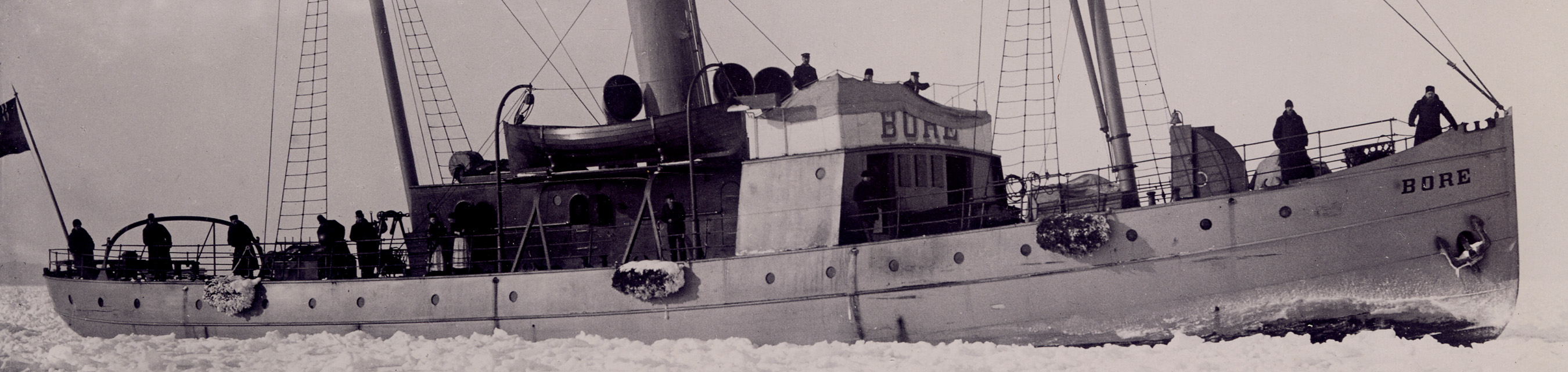 Ett fartyg tar sig fram genom ett hav där isen ligger tät.