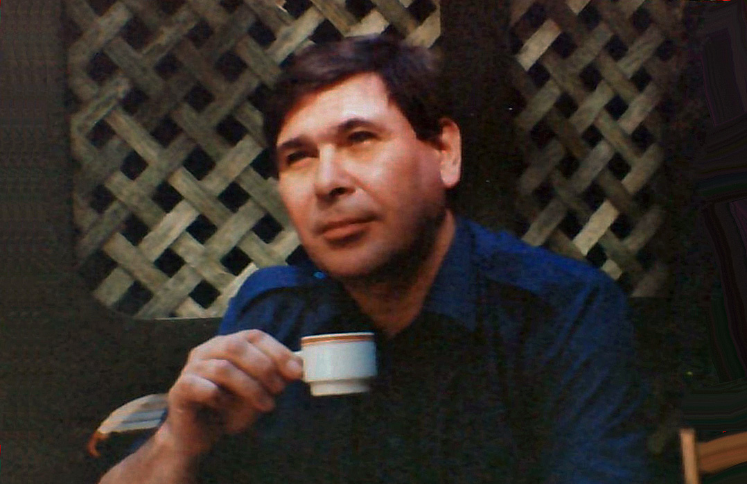 Porträttfoto på Max Lundgren som håller en kaffekopp