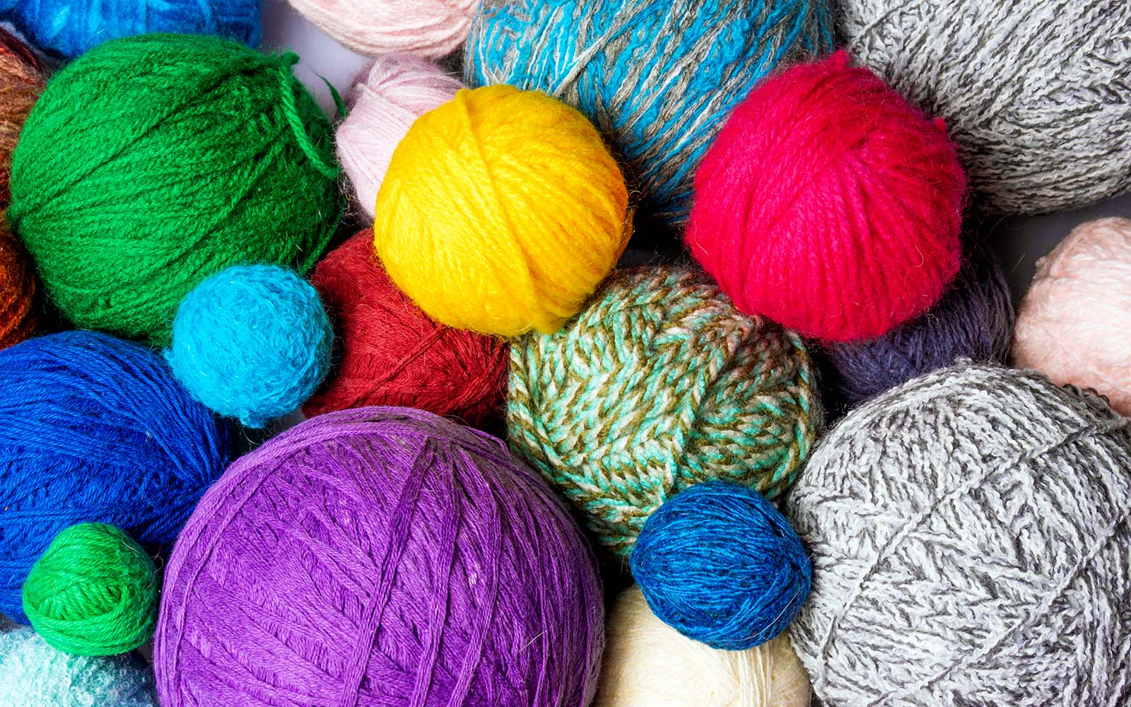 Färggranna garnnystan.