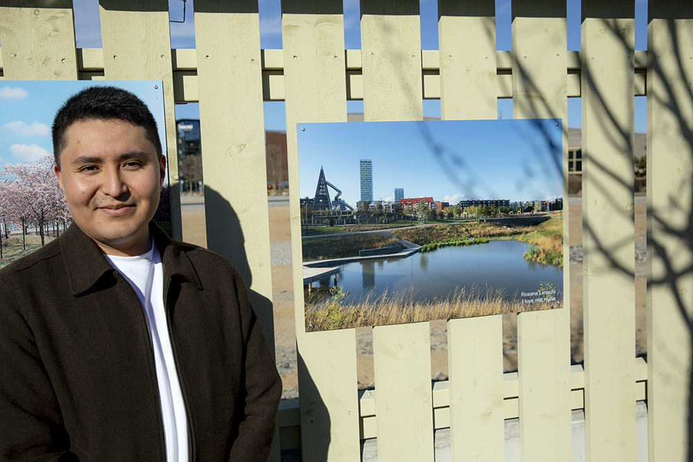 Pojke som står bredvid foto i Hyllie