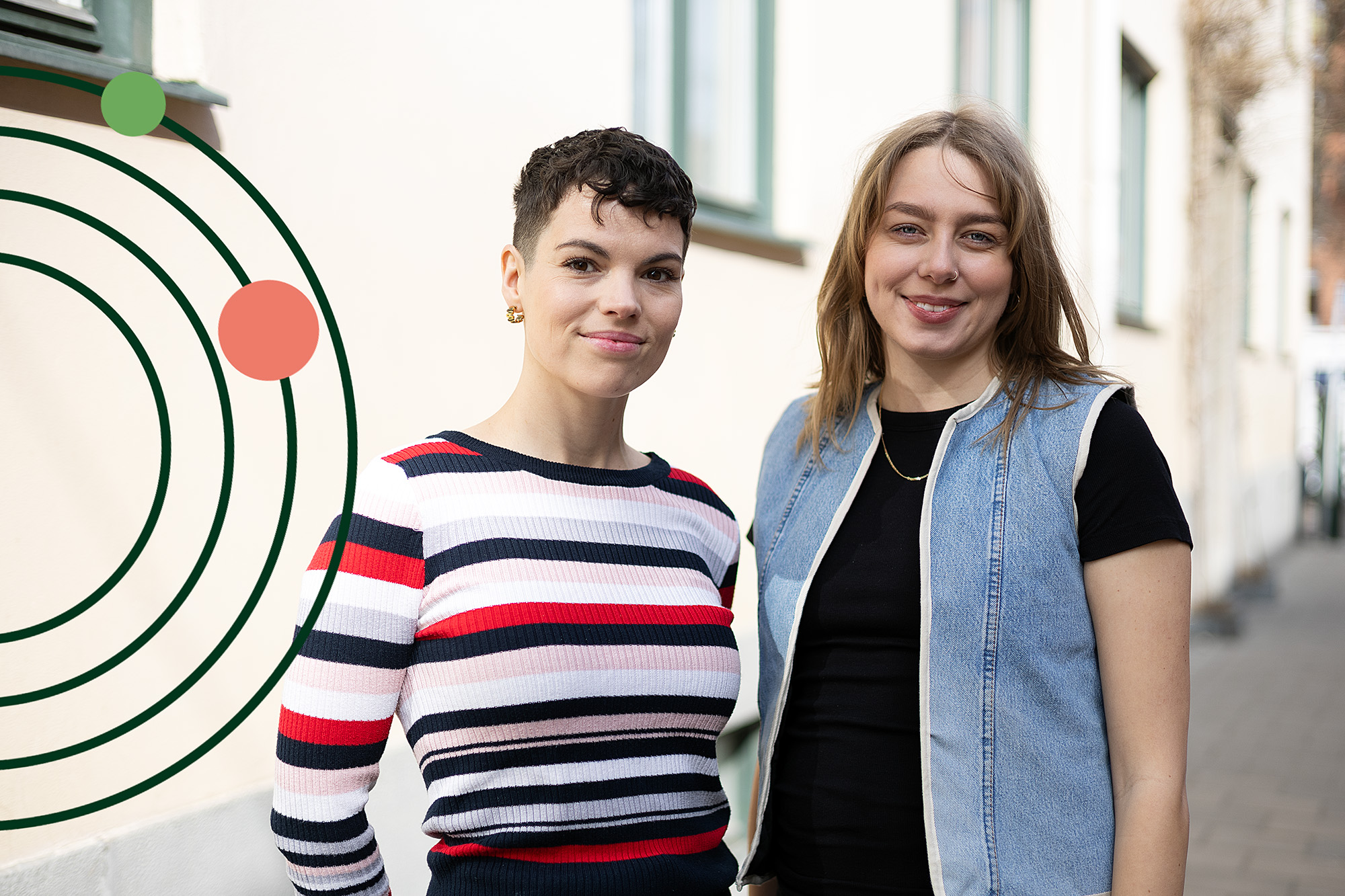 Mojra Blomberg har kort brunt hår och randig tröja. Hanna Pedersen har ljust hår, svart t-shirt och en jeansväst.