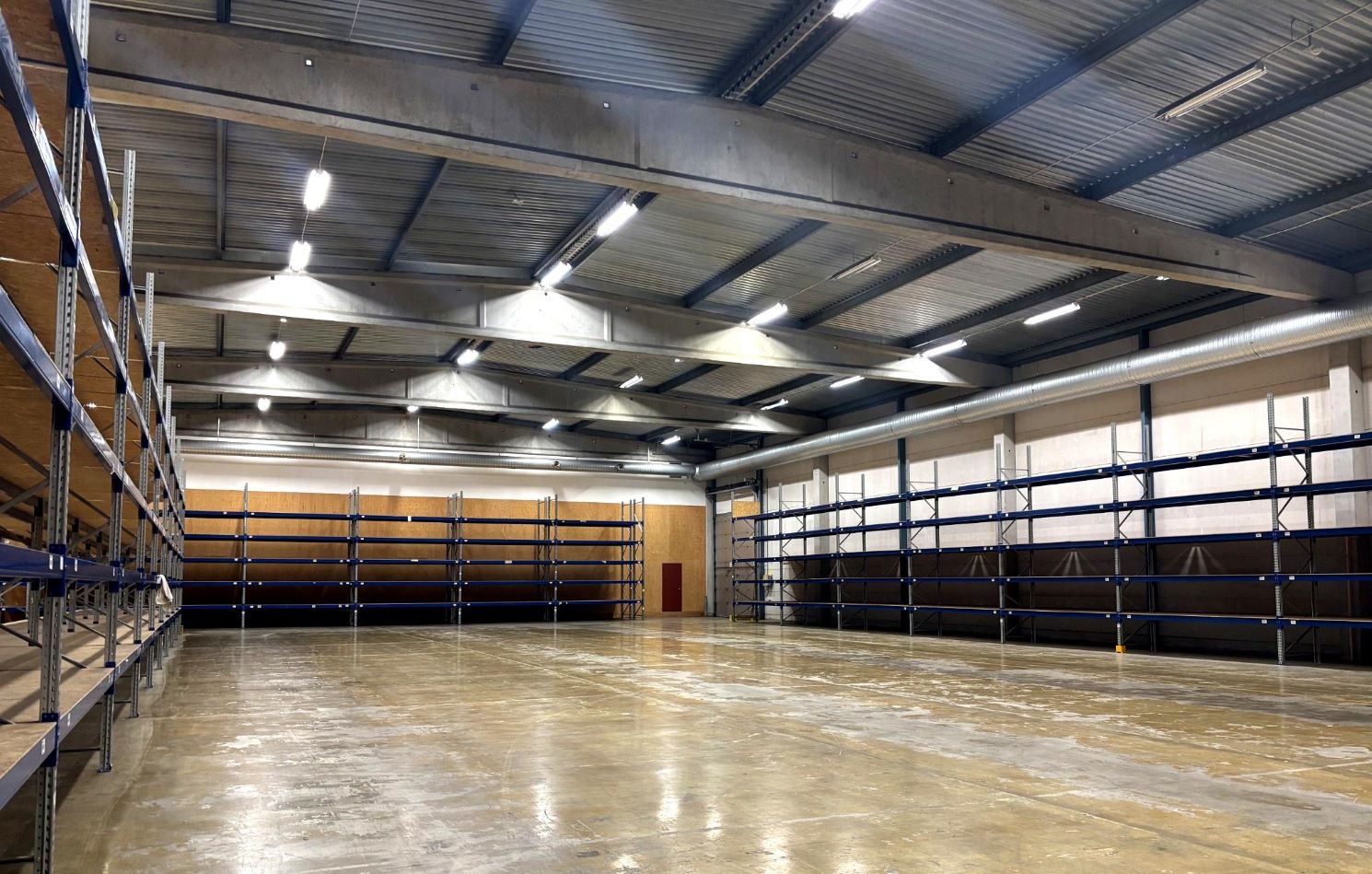 En stor, tom lagerlokal.