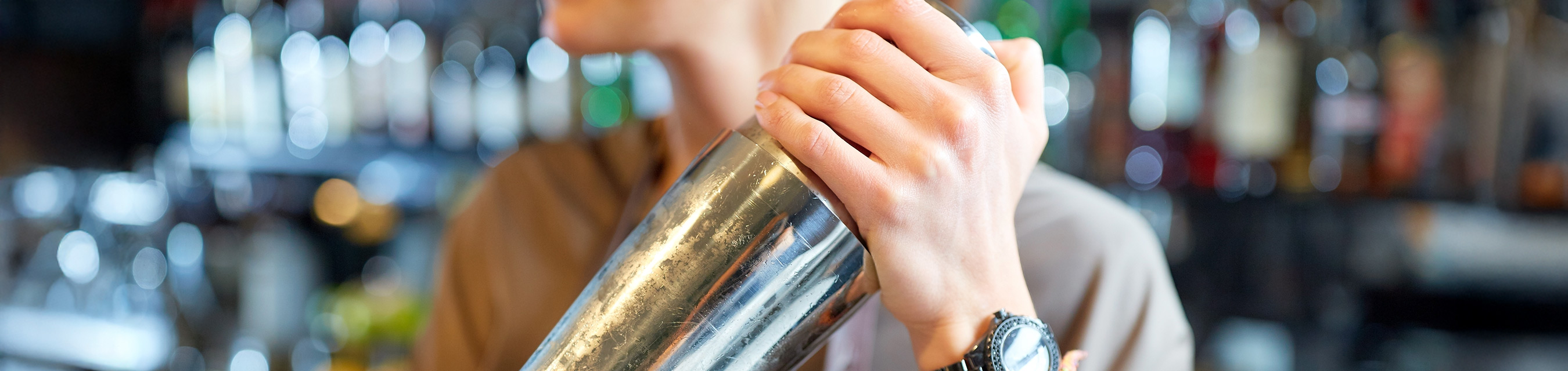 Kvinnlig bartender förbereder en drink.