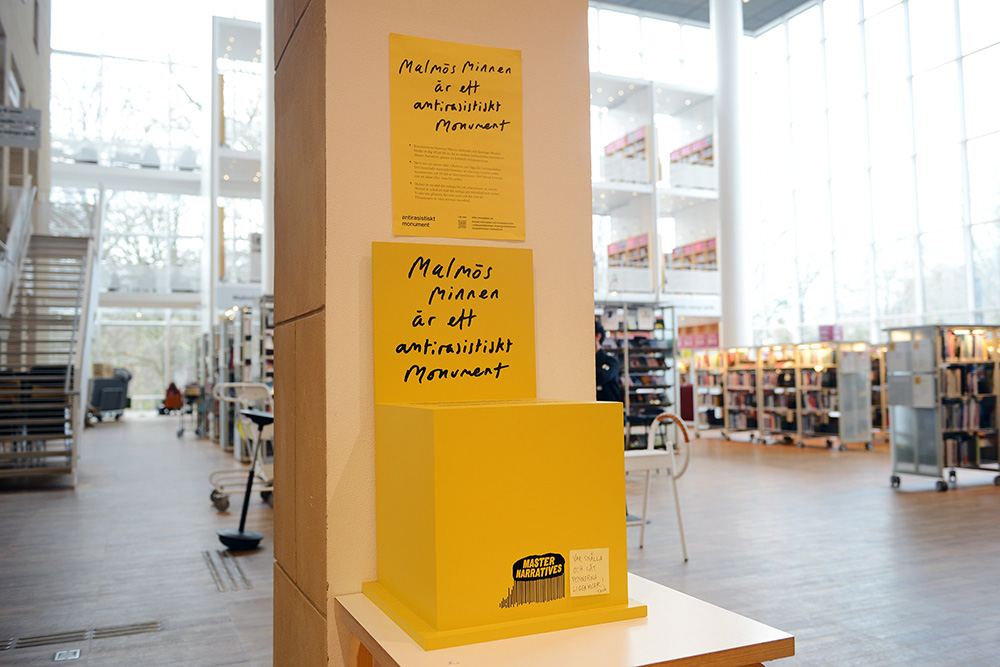 Fotografi av en gul minneslåda på stadsbiblioteket i Ljusets kalender.