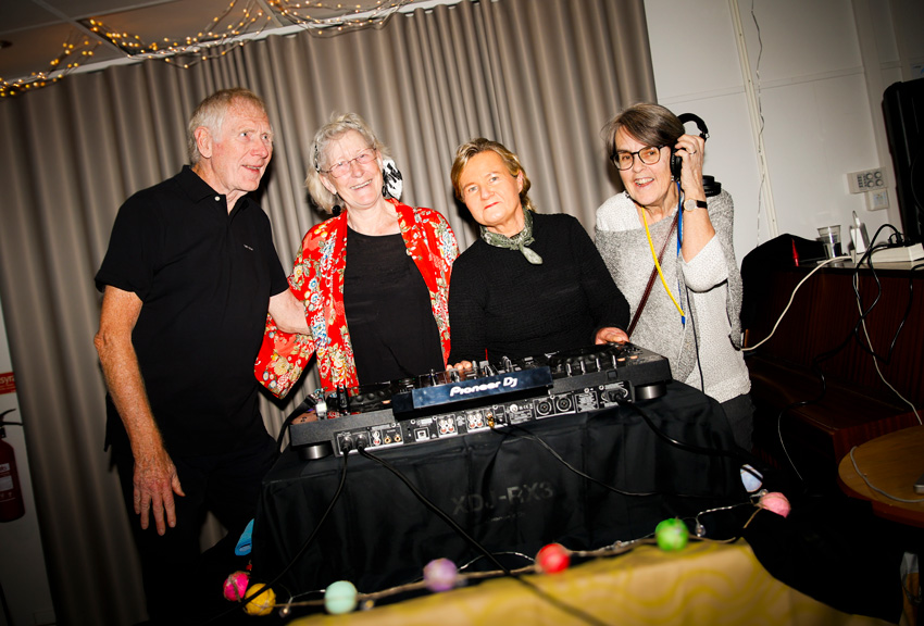 Fyra seniorer är volontär-DJs på en mötesplats.