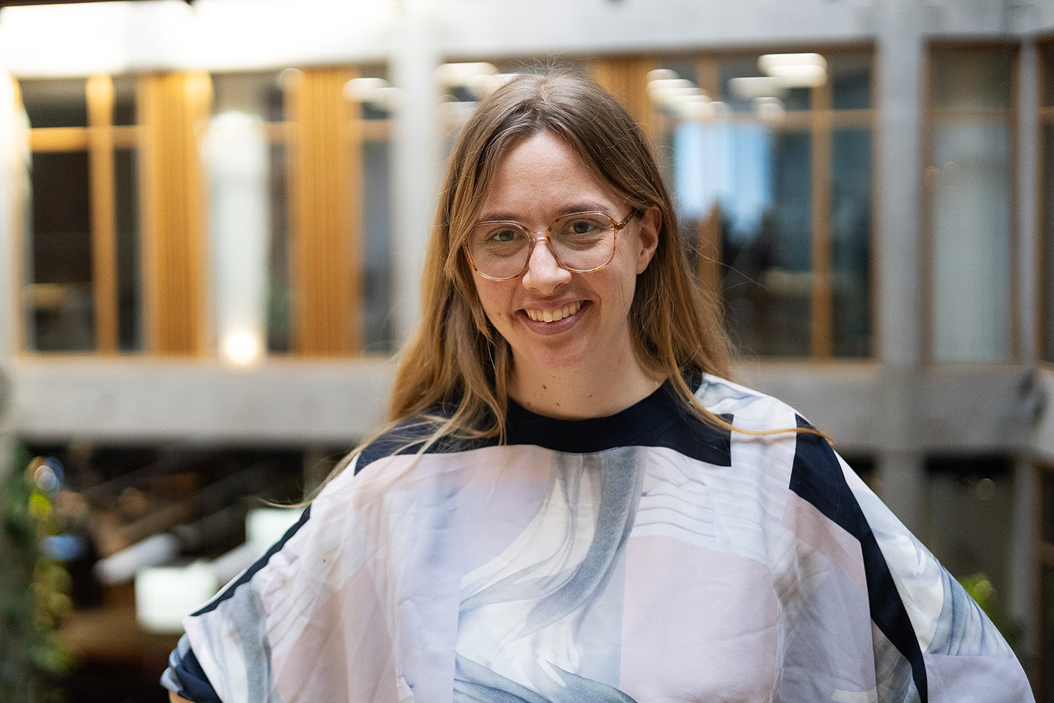 Maria Blomberg har mellanblont hår och en ljus blus.