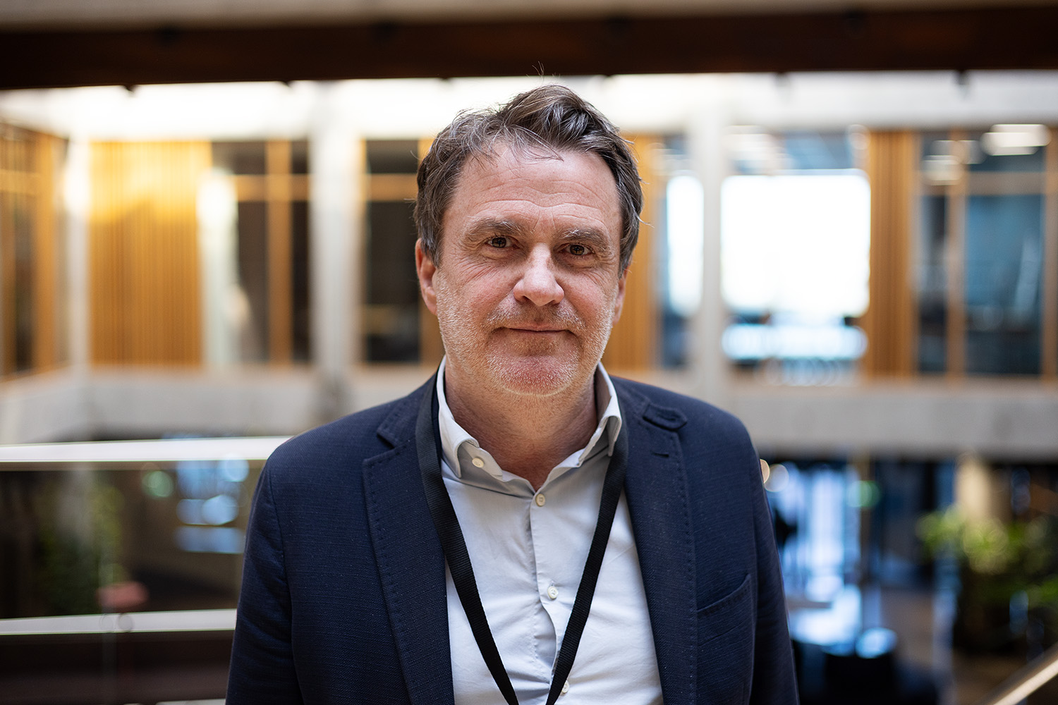 Niklas Finné har mörkt kort hår, blå kavaj och skjorta.