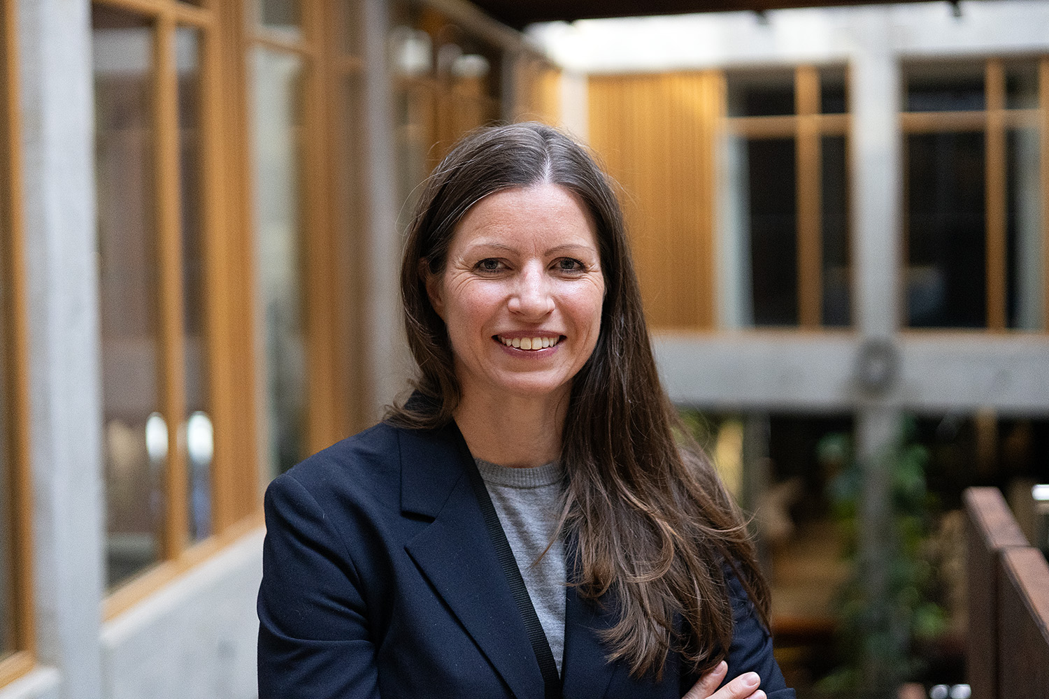 Catarina Ekberg har långt brunt hår och blå kavaj.