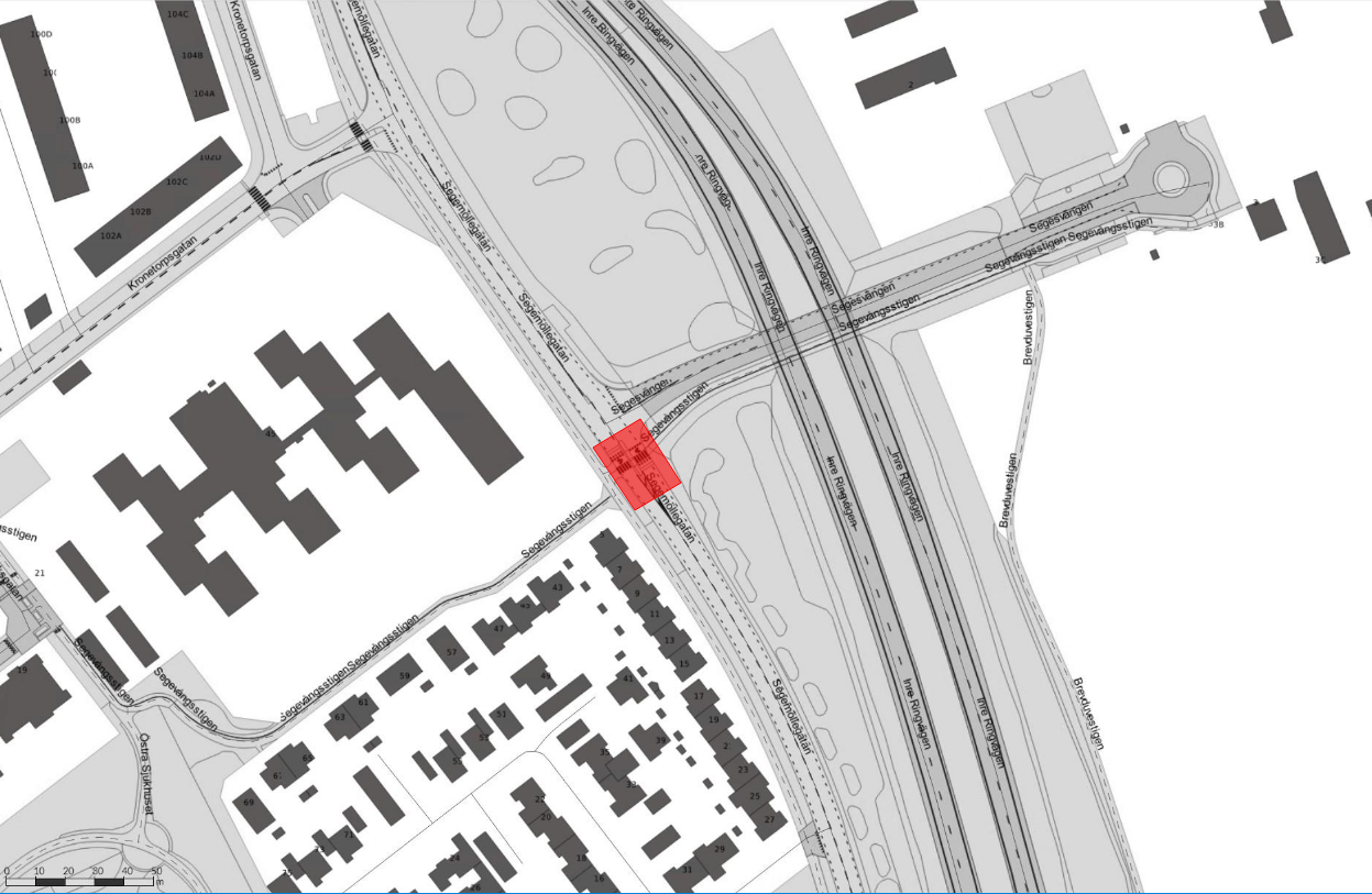 Bilden visar en karta med en ombyggnad i korsningen mellan Segemöllegatan och Segesvängen. Ett körfält kommer att vara öppet under hela byggtiden.