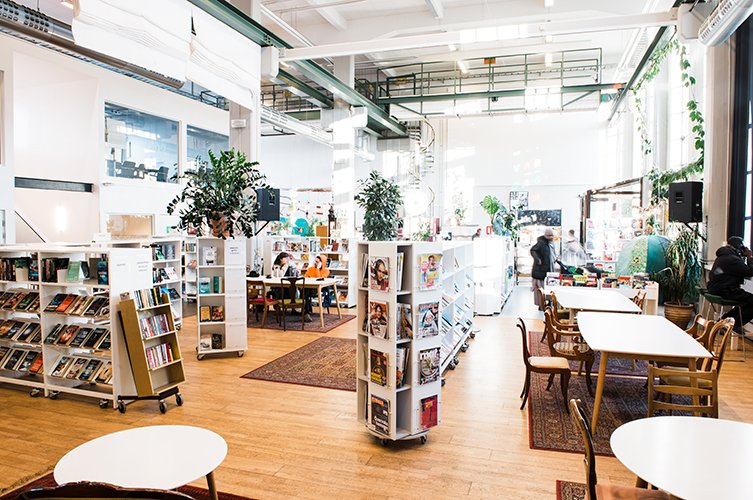 Huvudrummet på Garaget är en öppen yta med stora fönster.