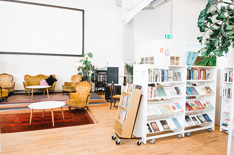 En mindre scen finns i lokalen.