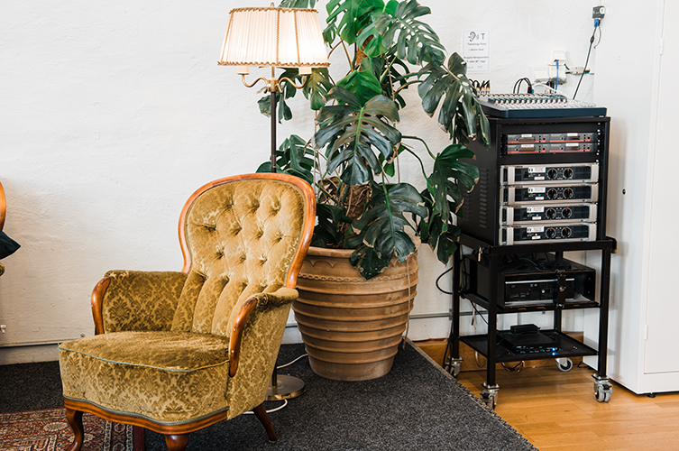 Här finns mysiga och bekväma sittplatser.