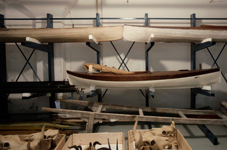 Stora föremål som bilar och båtar finns i stora lagerlokalsliknande lokaler.