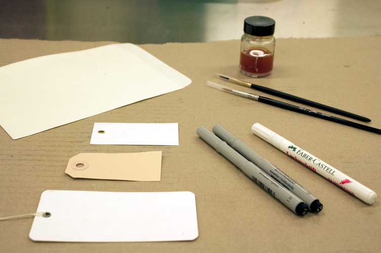 De insamlade föremålen sorteras, märks upp och förvaras.