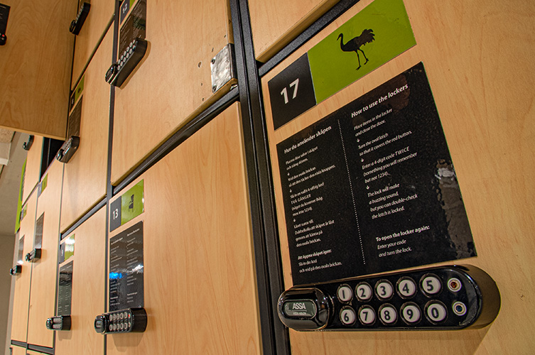 Skåpen låses med kod. Instruktion finns på respektive skåp.