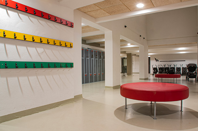 I kapprummet på Slottet finns bänkar och krokar på väggen för de som inte vill låsa in men hänga av sig sina saker.