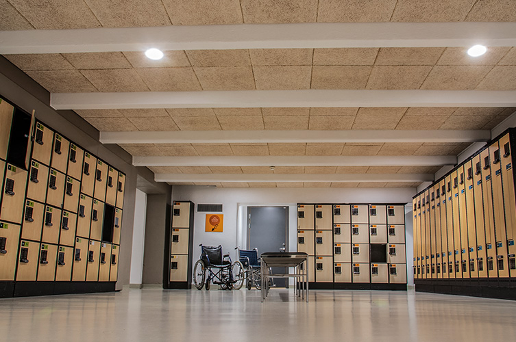 Våra garderobutrymmen är stora och rymliga med många låsbara skåp.