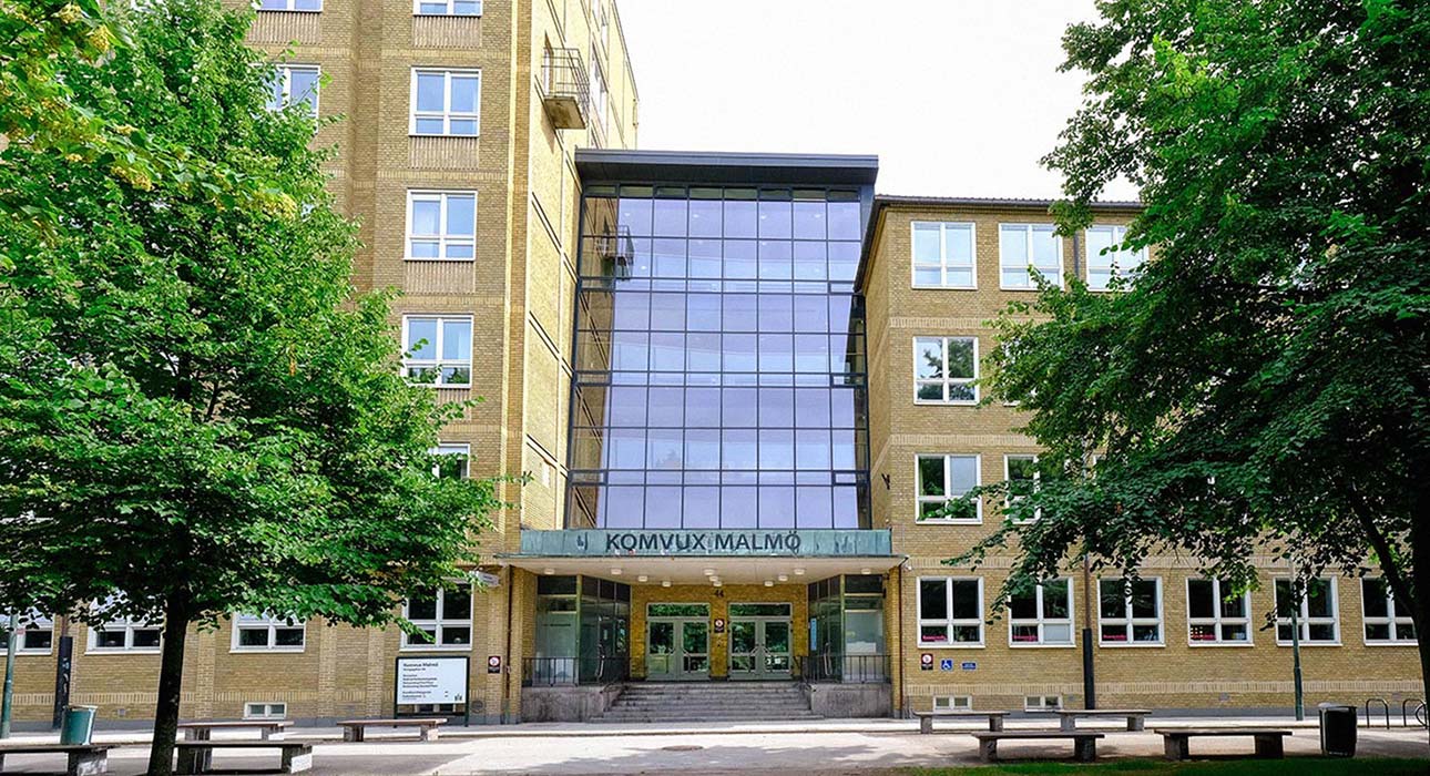 Skolbyggnad med huvudentré