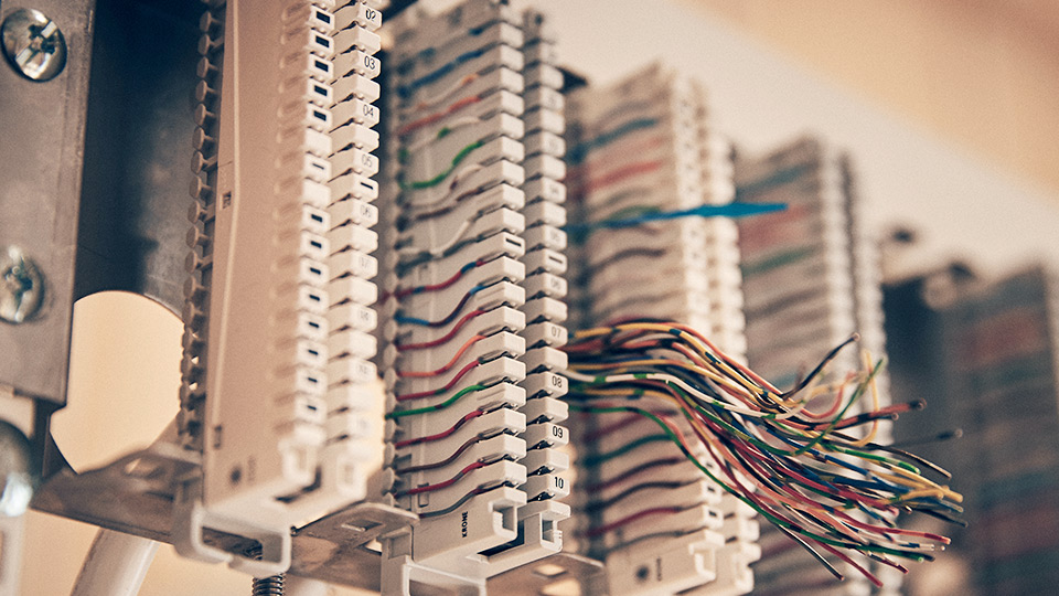 Kopplingsbox
med sladdar i olika färger.