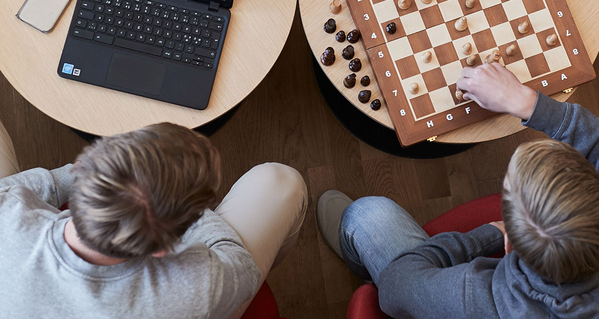 Elever spelar schack
