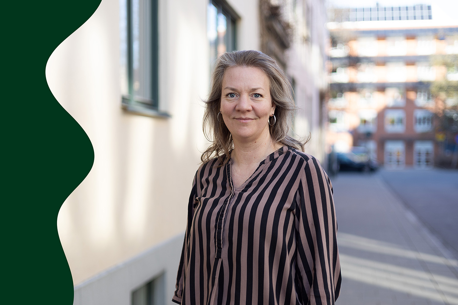 Linnea Folkesson har medellångt hår och en randig skjorta.