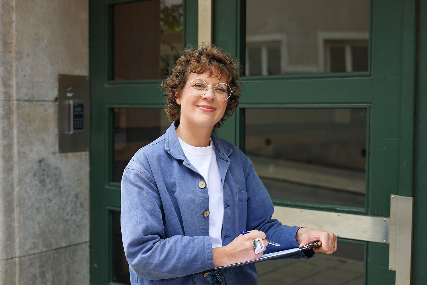 Louise Dahl Gottberg har blå jacka och runda glasögon