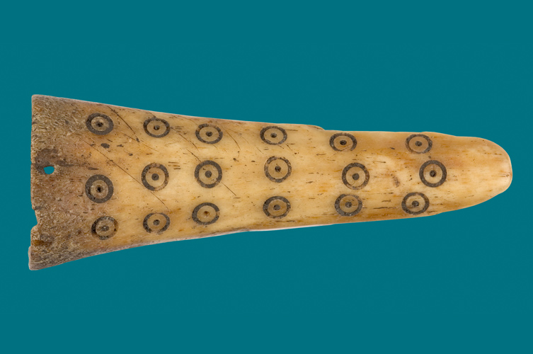 Dagens mönster på forntida föremål som keramik, tinblbein och kam.