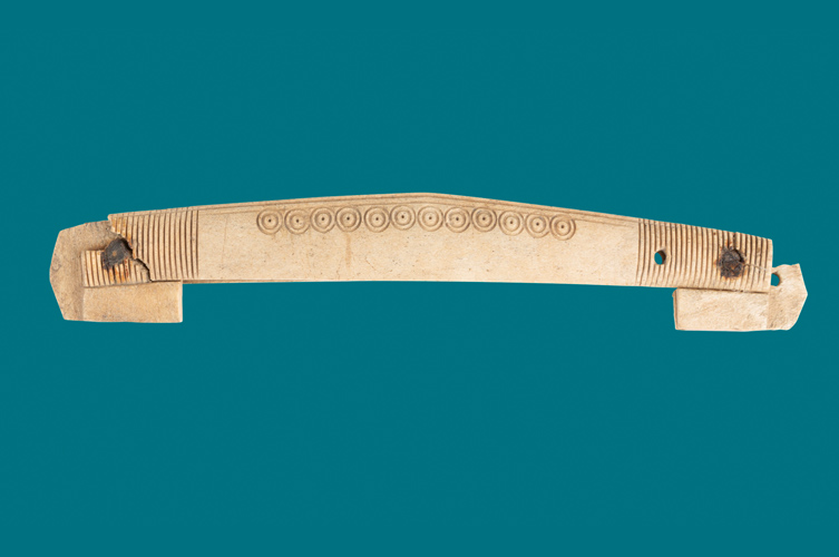 Dagens mönster på forntida föremål som keramik, tinblbein och kam.