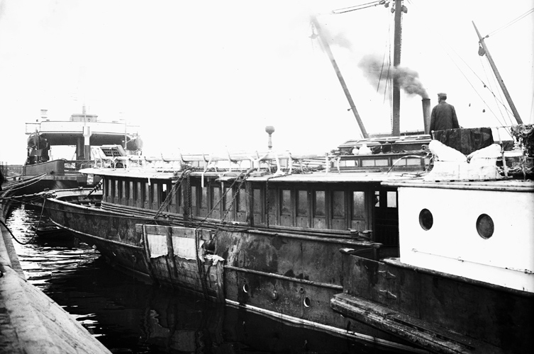 Bildspel med äldre fotografier av Geflion i Malmös hamn samt utanför Kullen. Ett par interiörbilder som visar elegant inredning som  bestod bland annat av mjuka soffbänkar.