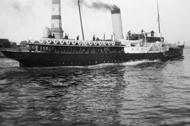 Äldre svartvit foto av gammalt fartyg. 