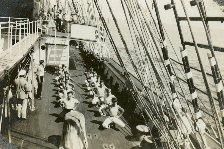 BIldspel med äldre fotografier som skildrar livet ombord. Besättning som arbetar, tvättar, motionerar och umgås.