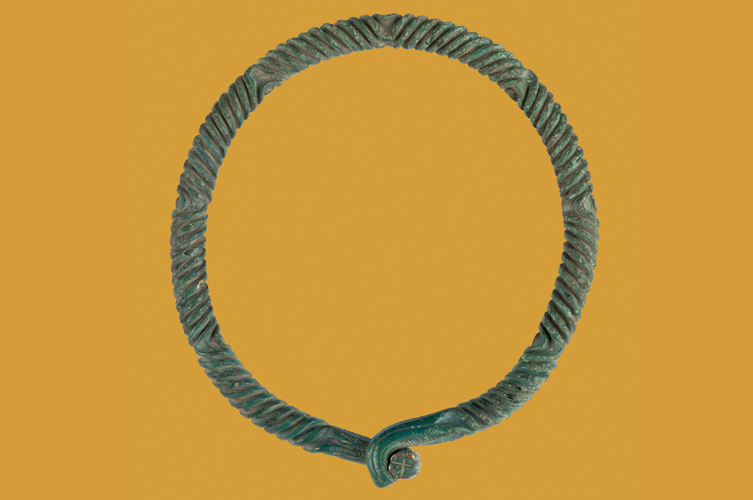 Bronsföremål; halsringar, spännen, smycken, mynt till dekoration med mera.