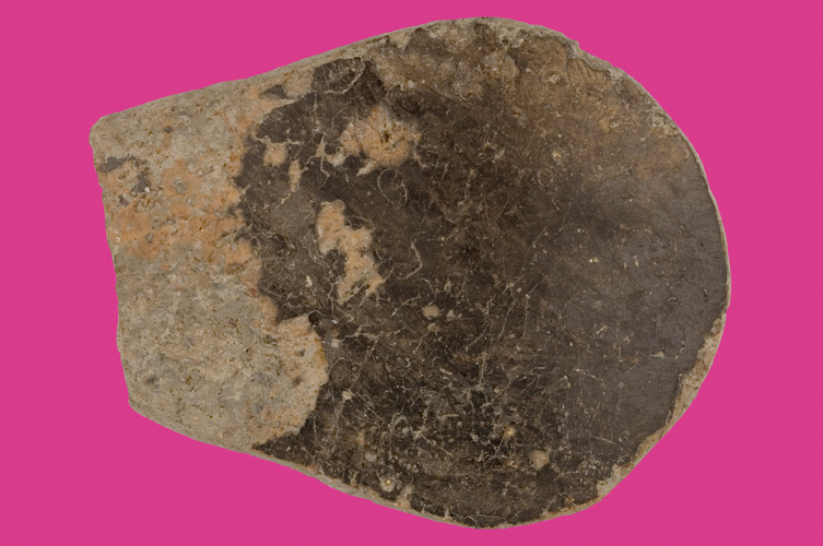 Keramikskrapa som användes vid ben- och hornhantverk.