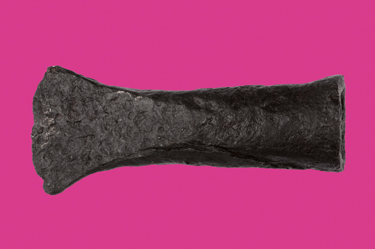 Redskap som kunde användas för att bygga långhus under forntiden. Yxa av flinta.