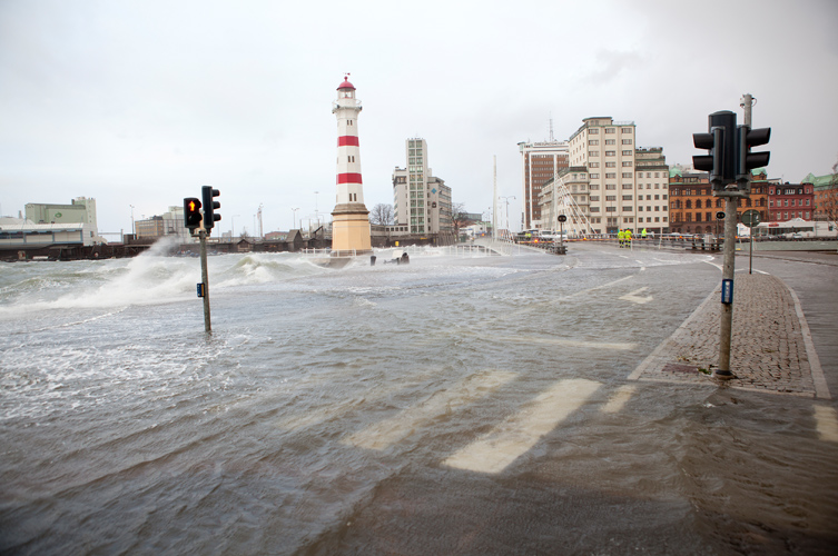 Vägkorsning i Malmö. Översvämningar under stormen Sven den 6 december 2013.