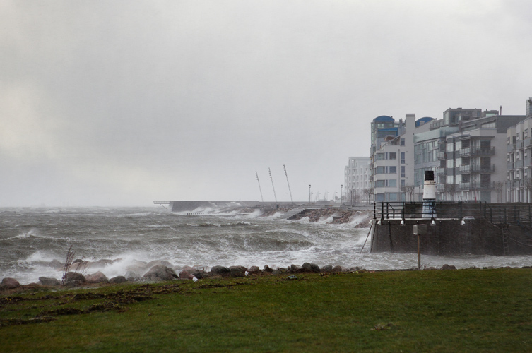 Västra hamnen kallbadhus under stormen Sven 6 december 2013. Foto: Linnea Svensson Arbab.