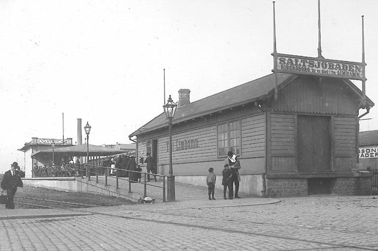 Malmö - Limhamn Järnväg AB:s station vid Bagers plats i Malmö med godsmagasin, perrongtak och väntsalsbyggnad. Öppnad 1897 och använd in på 1920-talet. Uthyrd till en desinfektionsfirma 1929 och riven 1960. Foto: Gunnar Dahlgren / Malmö Museer.