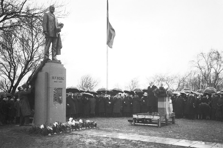 RF. Bergs staty. Avtäckningshögtidligheten den 5 december 1940 vid stranden i Limhamn. Statsrådet Gustav Möller har bjudit täckelset falla och med blottade huvuden sjöngs därefter "Du gamla, du fria". Foto: Eric Jeppsson / Malmö Museer.