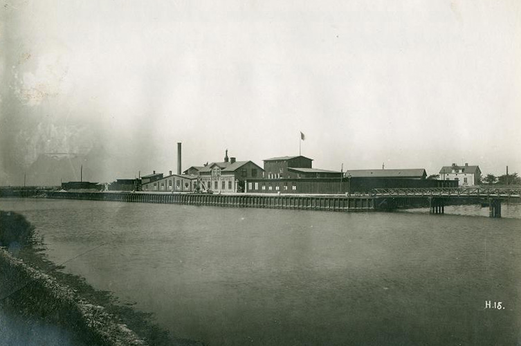 Citadellshamnen - Skånska Cementgjuteriet, i bakgrunden gamla Limhamnsstationen. Foto: Carl Wilhelm Roikjer / Malmö Museer.