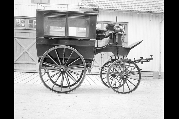Äldre svartvitt foto på en hästvagn