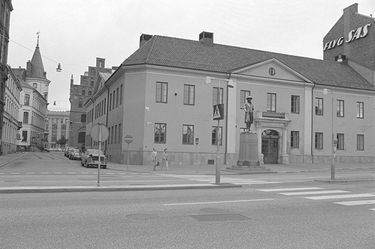 Foto på statyn framför kvarteret Jörgen Kock, Norra Vallgatan 66-72, 1974. Foto: Bo F. Mårtensson / Malmö museum