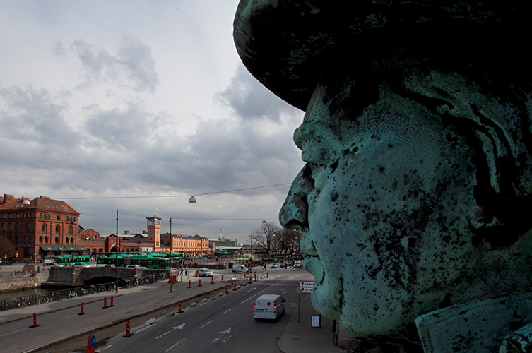 Närbild på statyn, föreställande Frans Suell. Foto: Torbjörn Andersson / Malmö museum