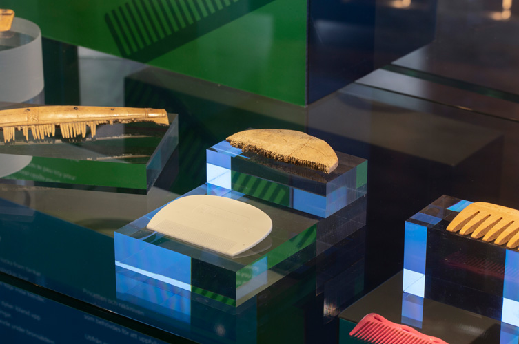 Forntidskappar och nutida kammar i liknande utformning.,