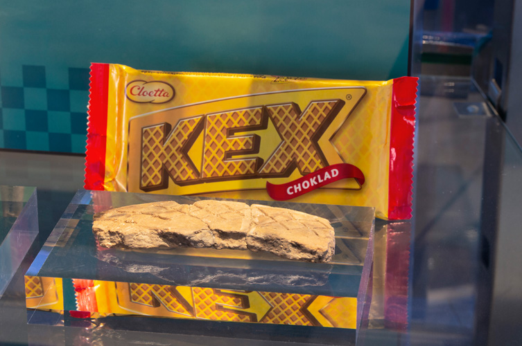 Dagens mönster på forntida föremål som keramik, tinblbein och kam.